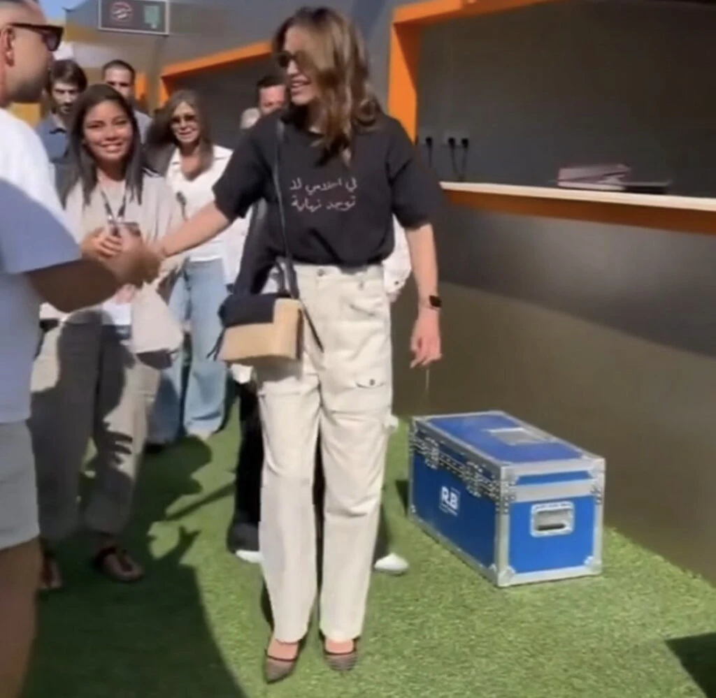 Rania de Jordania nos adelanta la cartera más deseada del próximo verano 2025. Foto: Instagram. 