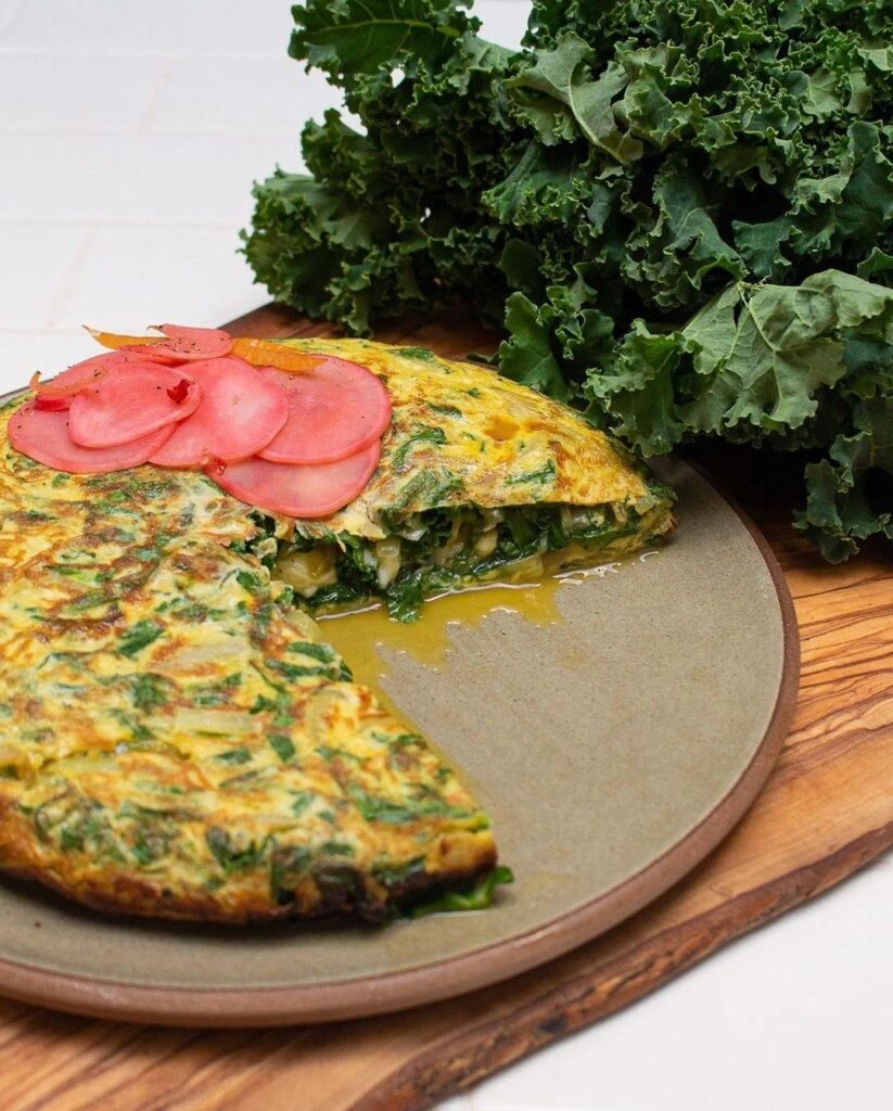 Tortilla de kale y pickle de rabanito