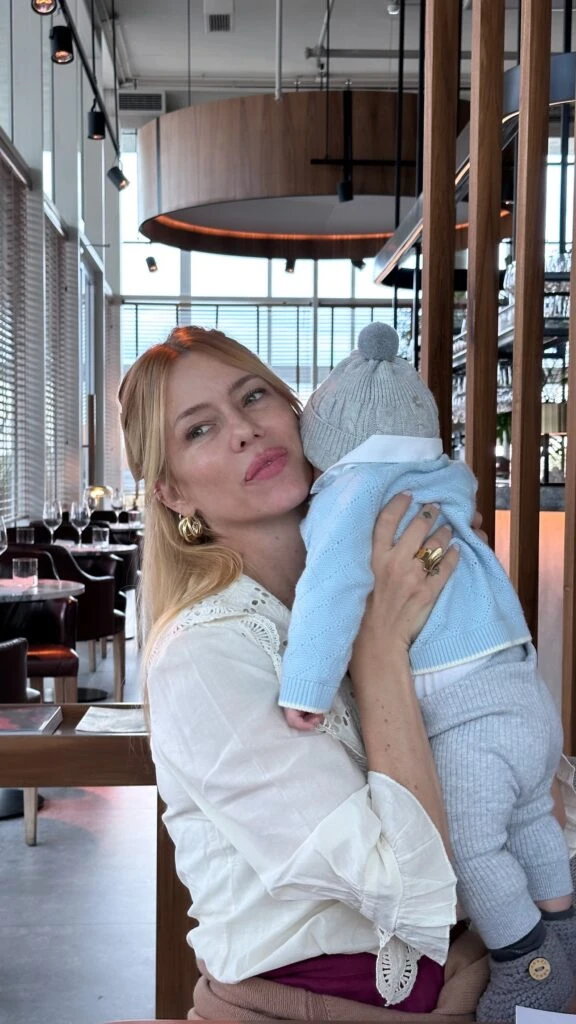 Nicole Neumann y su bebé Cruz Urcera, en la comunión de Sienna Cubero