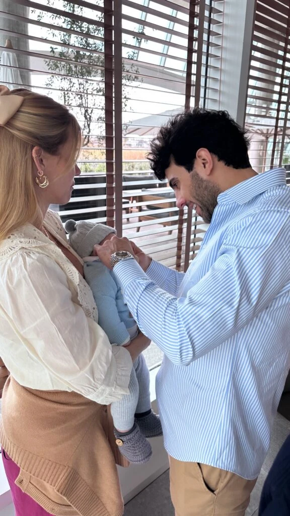 Nicole Neumann. Manu Urcera y su bebé Cruz Urcera, en la comunión de Sienna Cubero