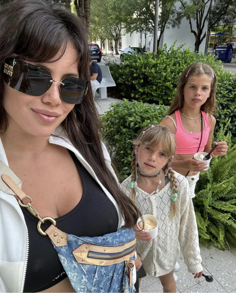 Wanda Nara nos adelanta desde Miami cómo se usan las carteras el próximo verano 2025. Foto: Instagram.