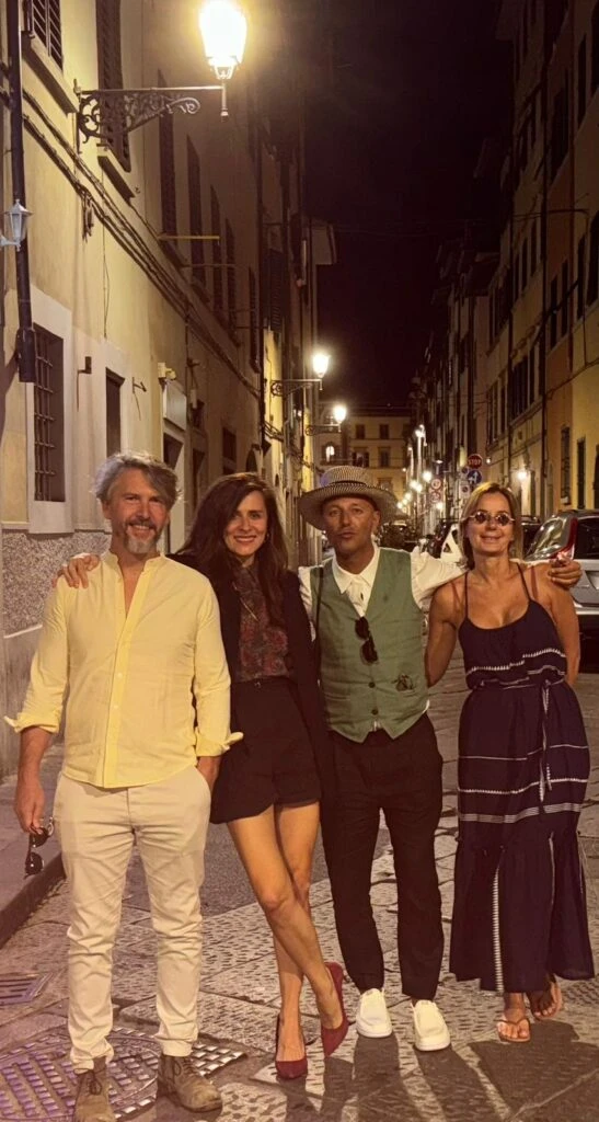 Gaby Alvarez y su esposa LKucrecia Gamundi posan con la cantante Sabina Sciubba y marido, en Florencia, Italia.