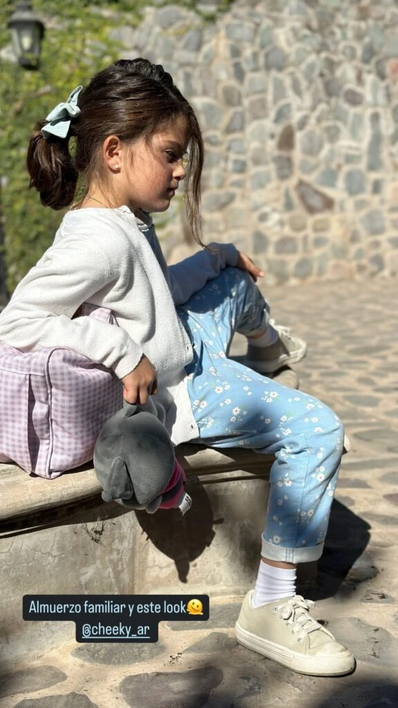 Belita, la hija de Isabel Macedo, llevó un look infantil chic
