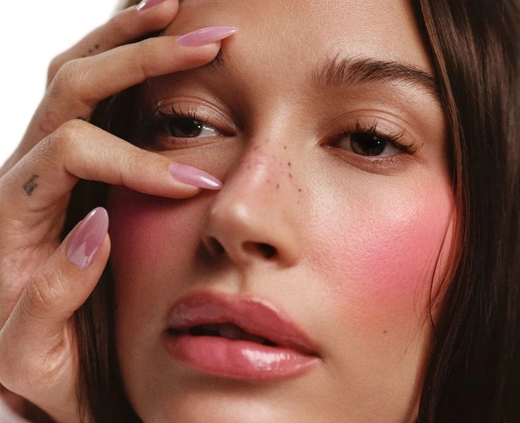 Strawberry glazed donut nails: la manicura minimalista que marca tendencia