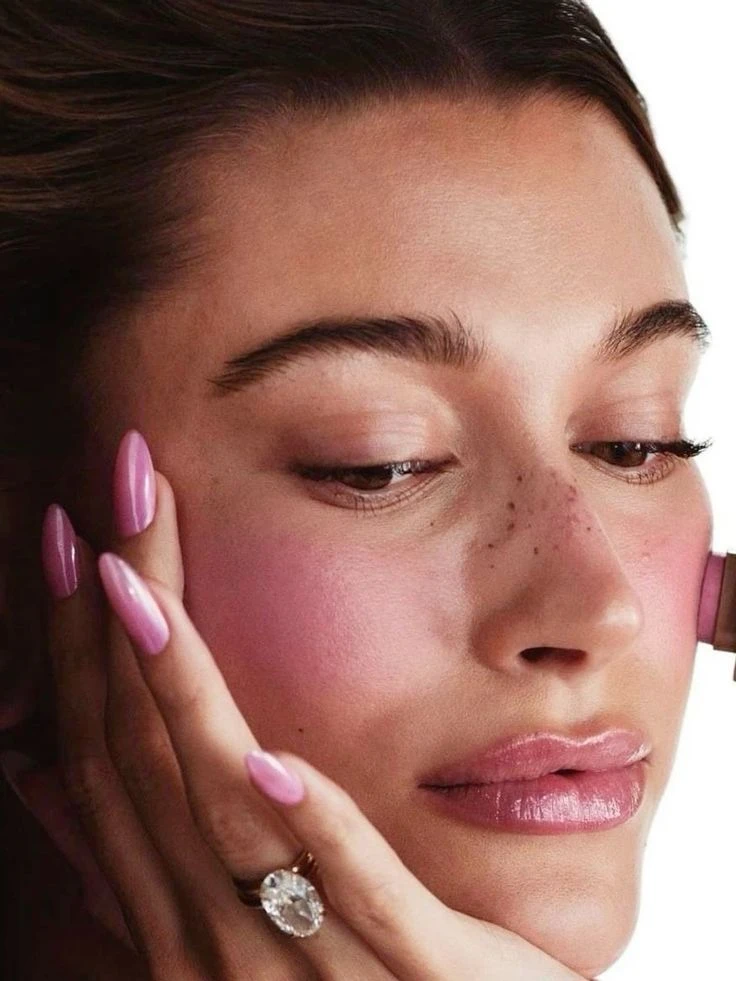 Strawberry glazed donut nails: la manicura minimalista que marca tendencia