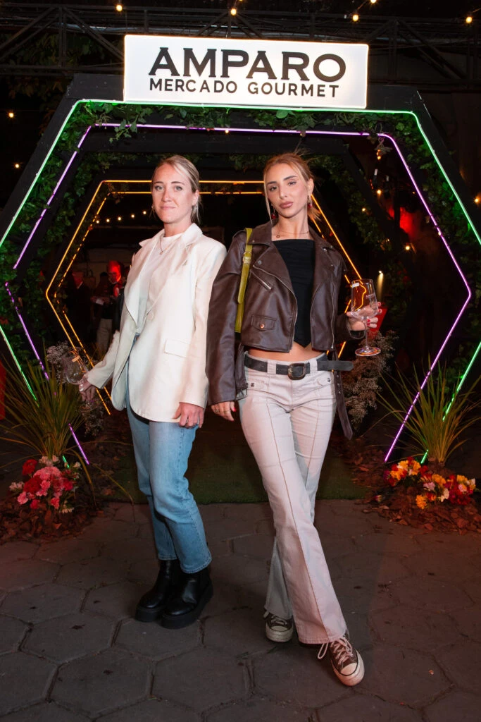 La bailarina Agostina Caminada fue con amigas