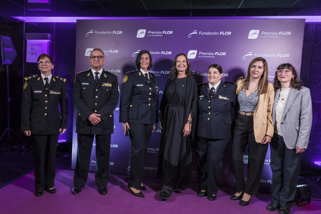 Andrea Grobocopatel junto a personal de Policía Federal