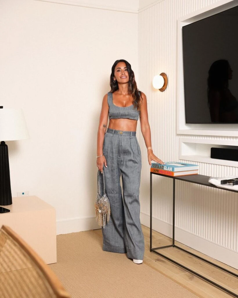 Antonela Roccuzzo llevó un look sastrero de noche y marcó tendencia