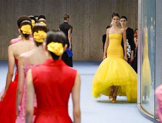 Carolina Herrera en la Semana de la Moda de Nueva York: claves para cómo armar un look de invitada con glamour y lujo