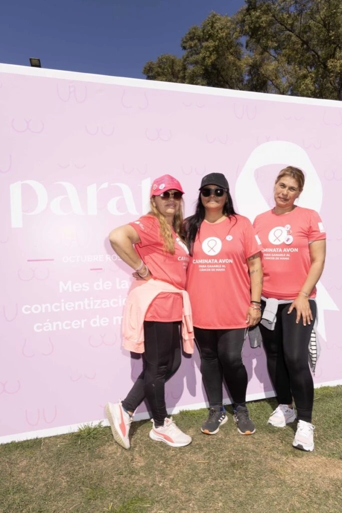 Decenas de personas se sumaron a la Caminata Avon y posaron en el espacio Para Ti