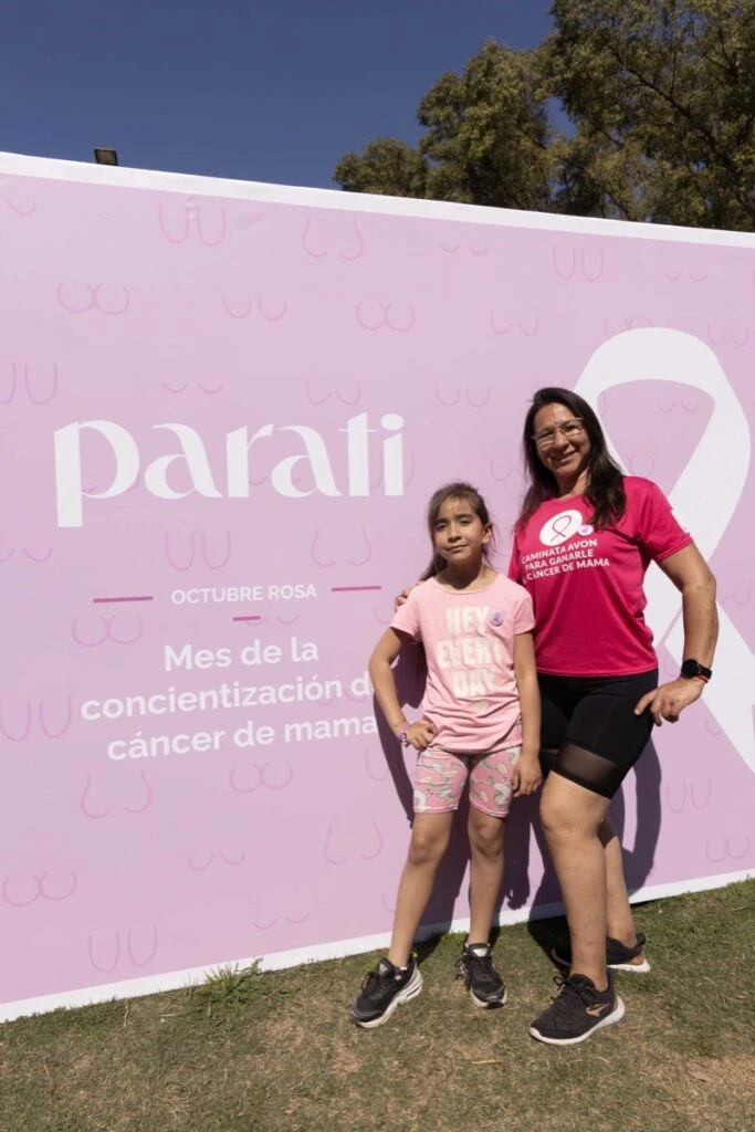 Decenas de personas se sumaron a la Caminata Avon y posaron en el espacio Para Ti