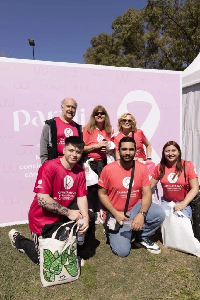 Decenas de personas se sumaron a la Caminata Avon y posaron en el espacio Para Ti