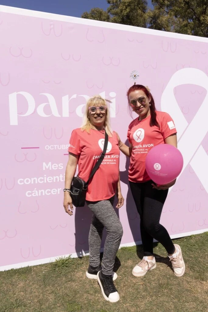 Decenas de personas se sumaron a la Caminata Avon y posaron en el espacio Para Ti