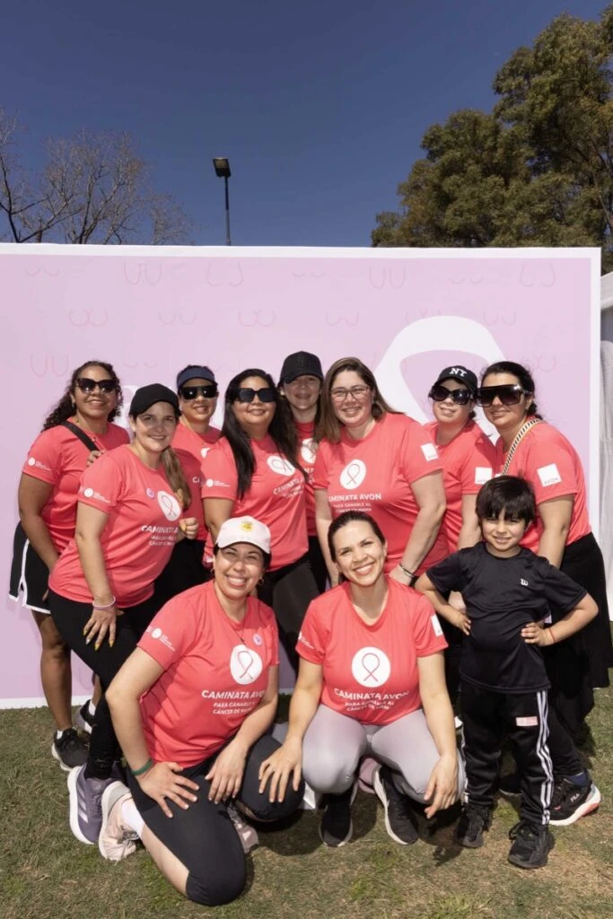 Decenas de personas se sumaron a la Caminata Avon y posaron en el espacio Para Ti