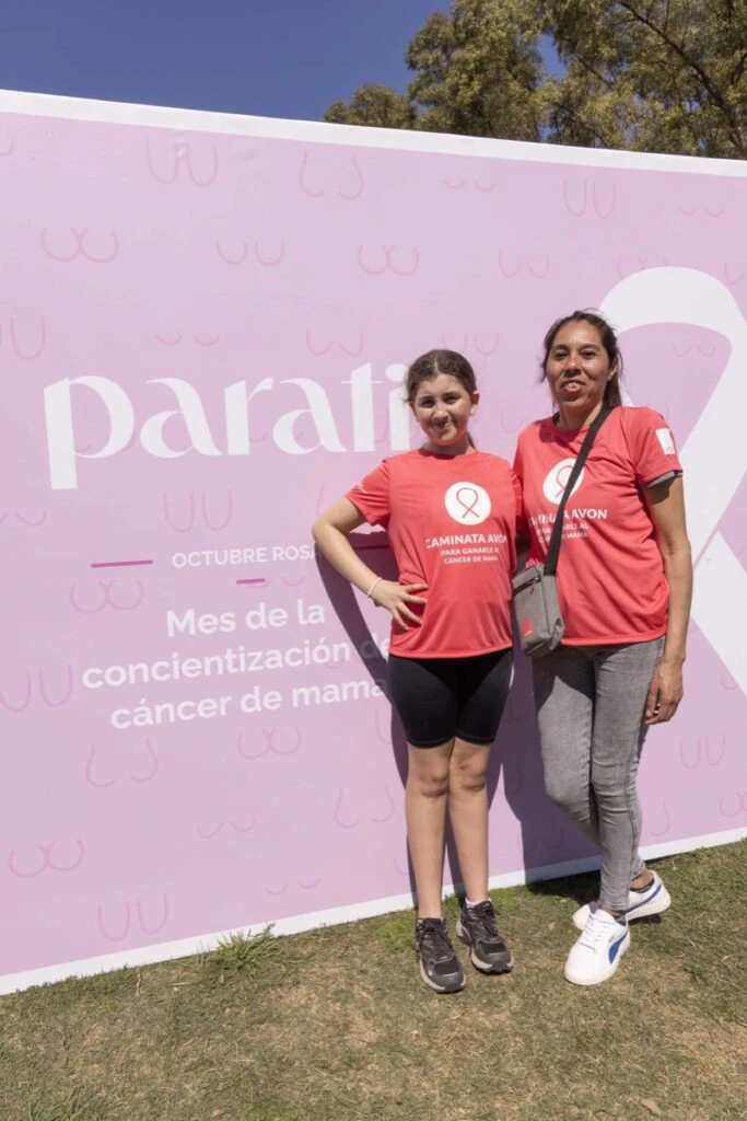 Decenas de personas se sumaron a la Caminata Avon y posaron en el espacio Para Ti