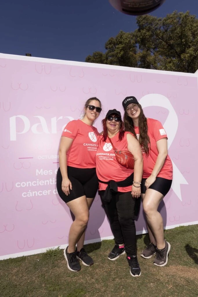 Decenas de personas se sumaron a la Caminata Avon y posaron en el espacio Para Ti