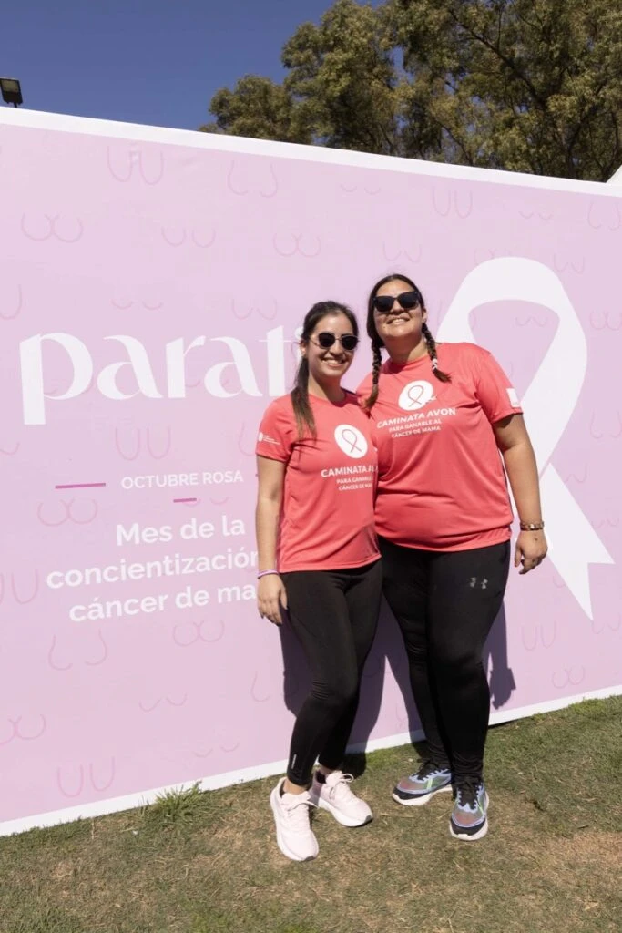 Decenas de personas se sumaron a la Caminata Avon y posaron en el espacio Para Ti