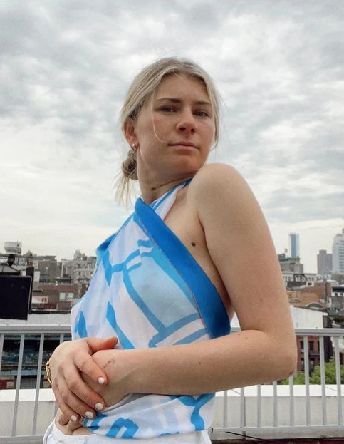 Olivia con otro de sus diseños