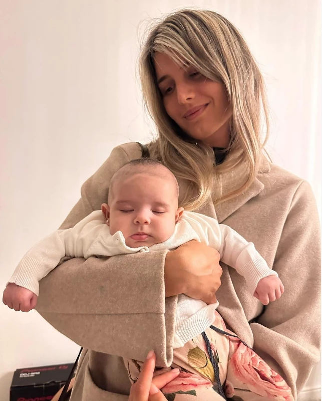 María Burlando haciendo dormir a Saritah, su hermana más pequeña.