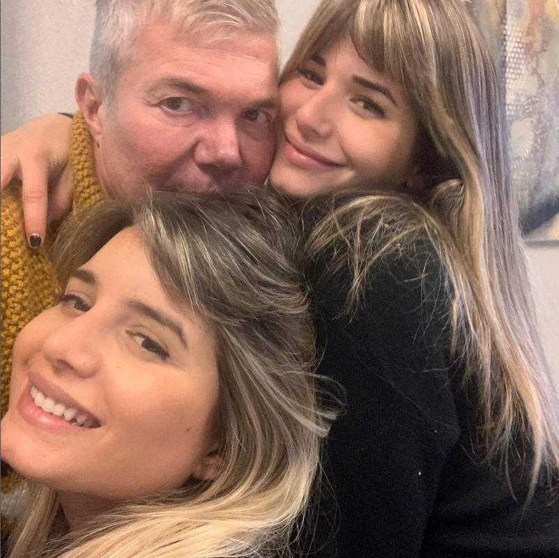 Fernando Burlando con sus hijas mayores, María y Delfina. 