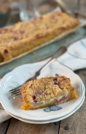 La receta de la tarta de peras, frambuesas y arándanos