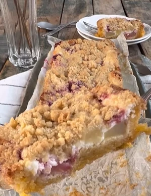 La receta de la tarta de peras, frambuesas y arándanos