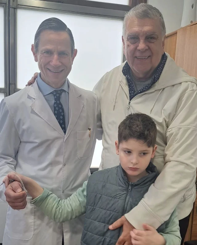 Luis Ventura con su hijo Antoñito y el neurólogo del cabecera del niño, Alejandro Andersson