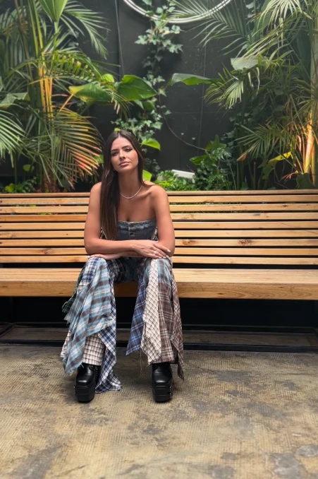 La China Suárez causó impacto con un look patchwork