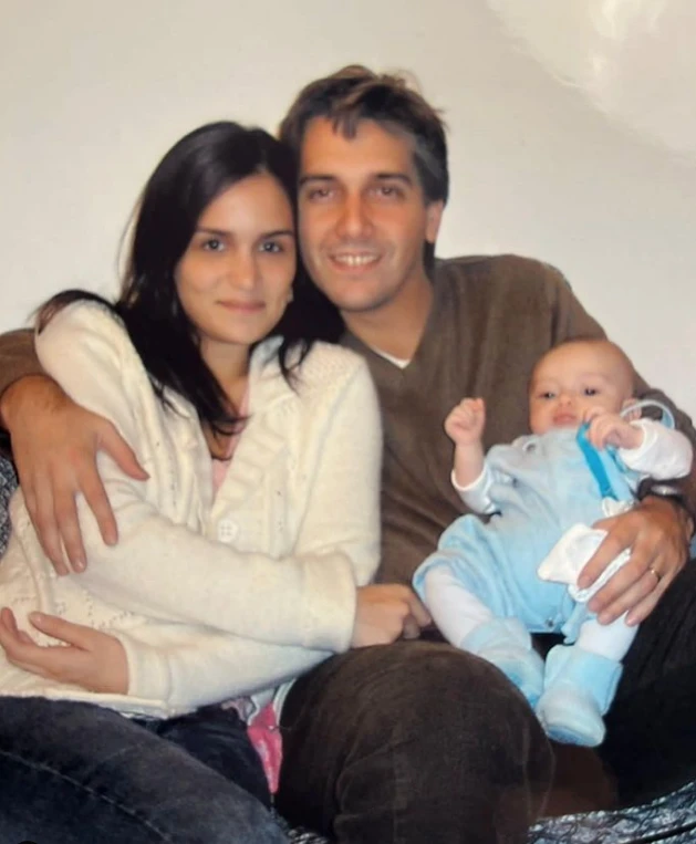 Franco Mercuriali y su esposa, la locutora Micaela Grinza jóvenes, con su primer hijo bebé