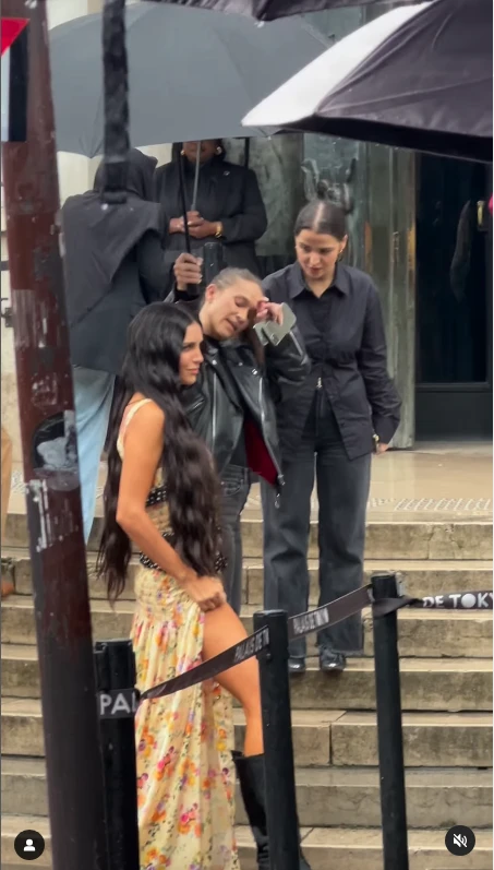 El look hippie chic de Zaira Nara en París