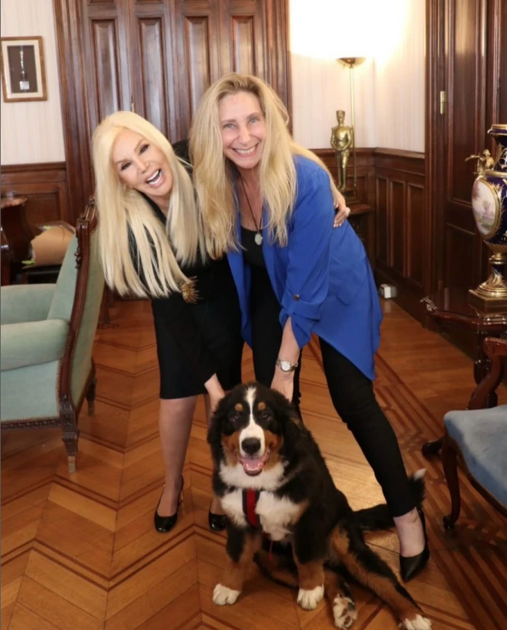 Susana Giménez con Karina Milei y el perro Thor.