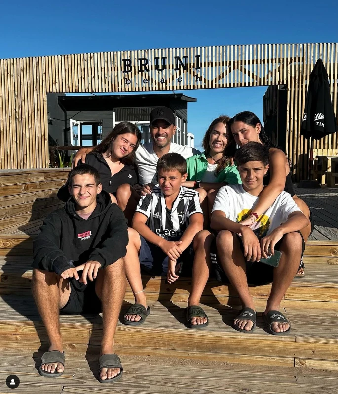 El Chino Leunis y Maca Martínez Picabea con los hijos de ambos.