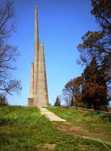 El monumento más alto que el Obelisco y que encierra una historia trágica de amor.