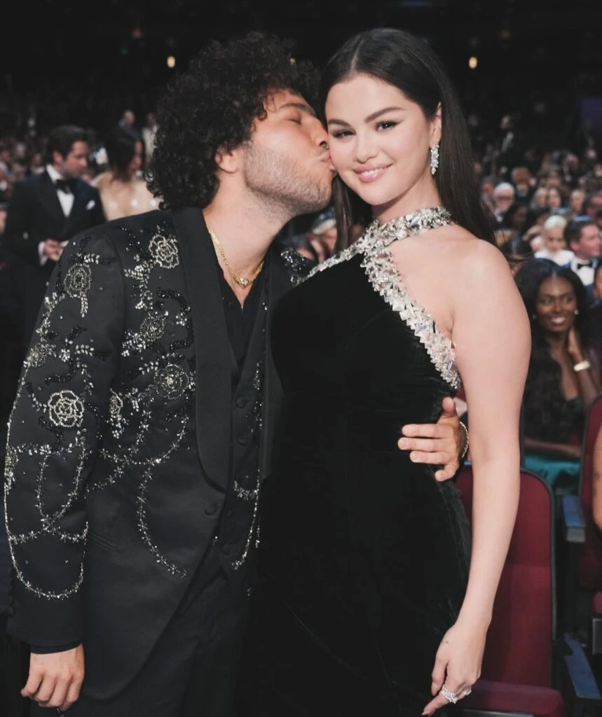 Tras su paso por los premios Emmy, Selena Gómez saltó las alarmas de compromiso con su pareja, Benny Blanco