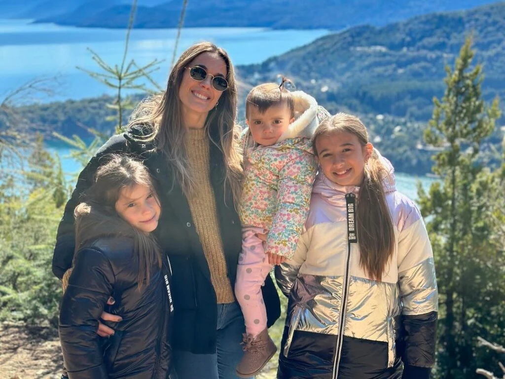 Las fotos de las vacaciones de Chechu Bonelli y su familia en Bariloche