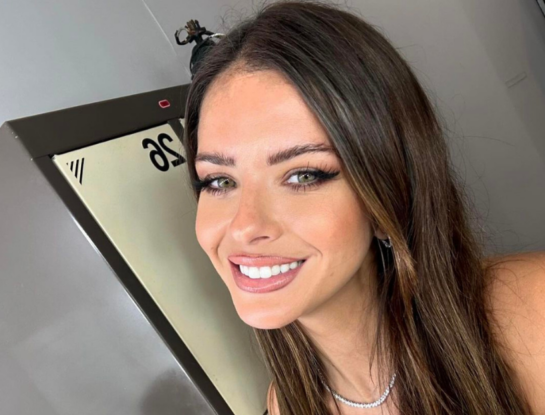 Cómo hacer el peinado setentoso que China Suárez llevó en el estreno de su última película