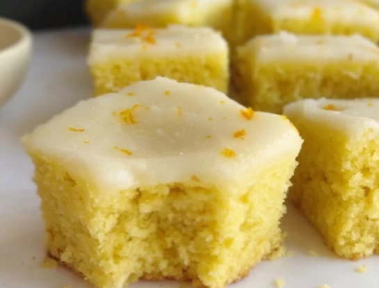 Cuadraditos húmedos de naranja: la receta sin gluten que lleva coco