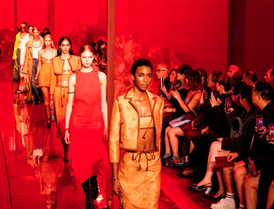 Gucci propone un verano de lujo silencioso con looks casuales y llenos de confort