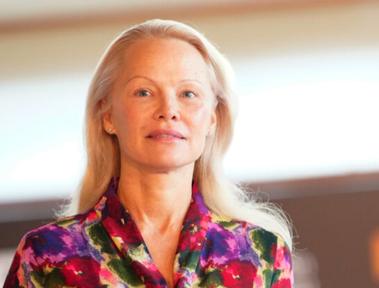 Pamela Anderson, un icóno de los 90, sorprendió con su look de primavera