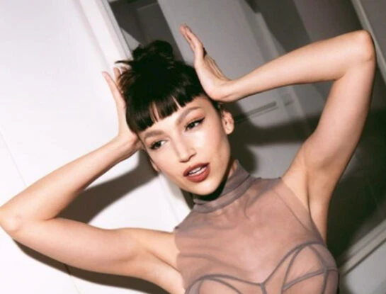 Úrsula Corberó sorprendió con su look "collegecore"en Buenos Aires