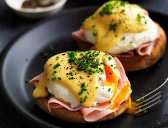 Cómo preparar huevos benedictinos, la receta ideal para comenzar tus mañanas bien arriba