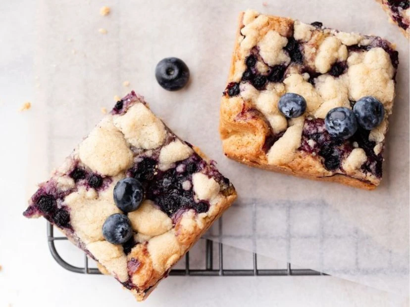 La receta de los cuadraditos de yogur y arándanos, bien húmedos y deliciosos 