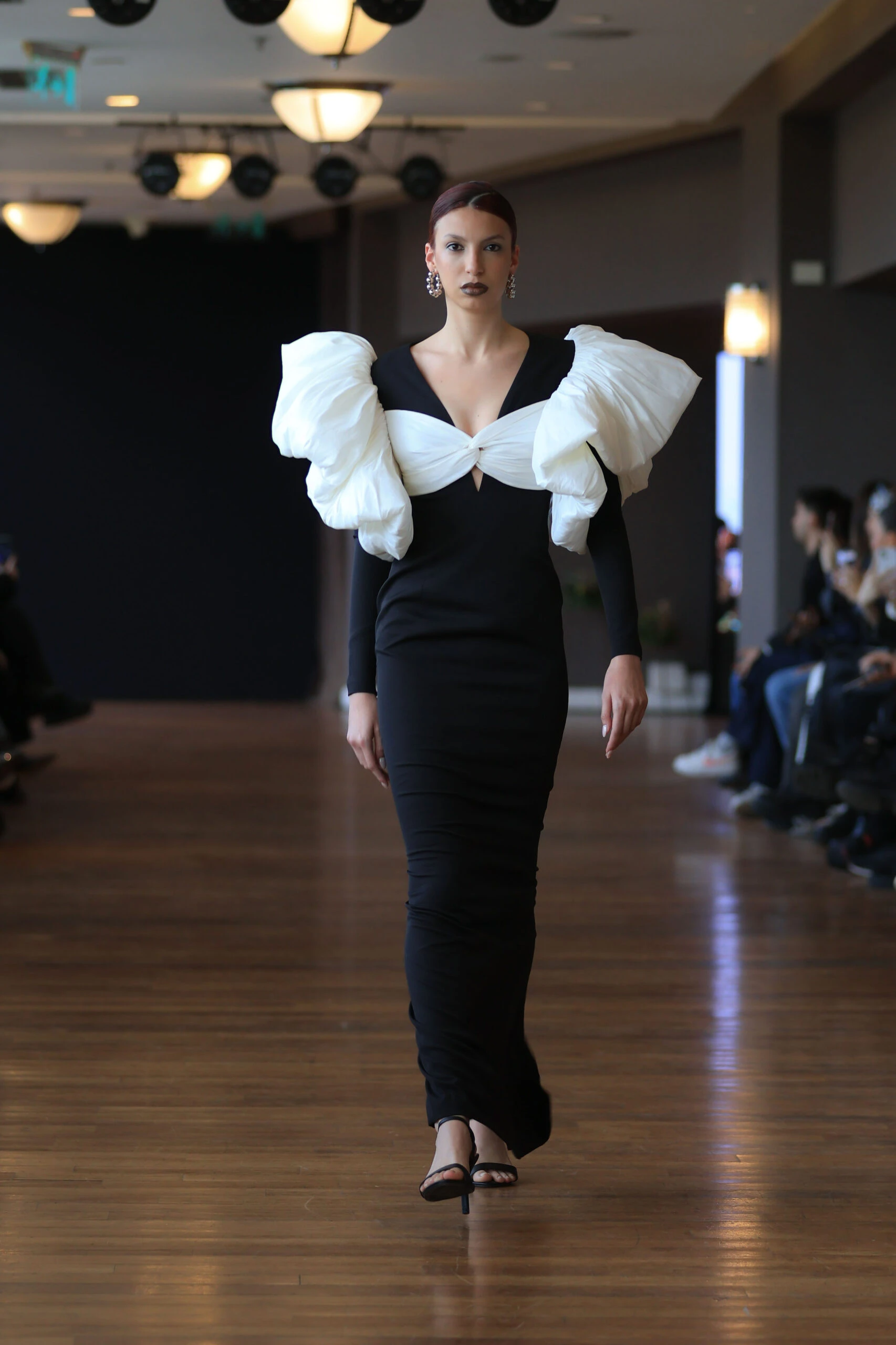 El El desfile de Esteban Valenciadesfile de Esteban Valencia