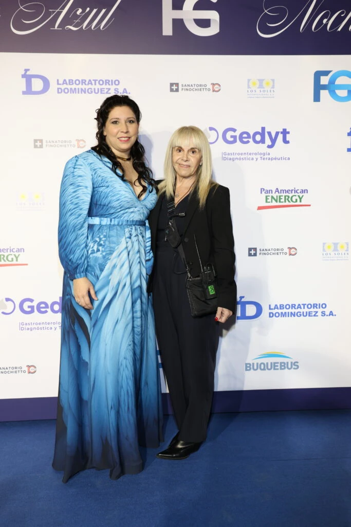 Emilia Caro junto a Claudia Villafañe en la 4° edición de Noche Azul, la gala de Fundación GEDYT
