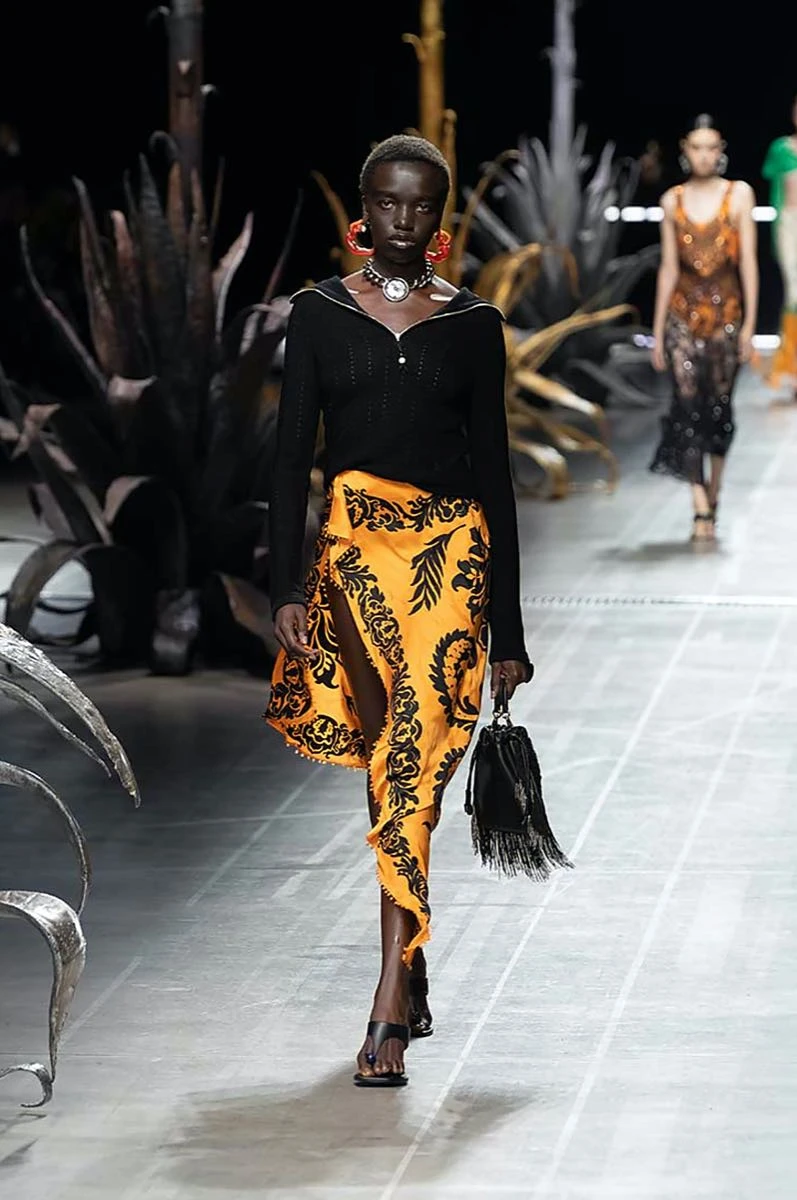 Desfile Etro primavera 2025 en la Semana de Moda de Milán.