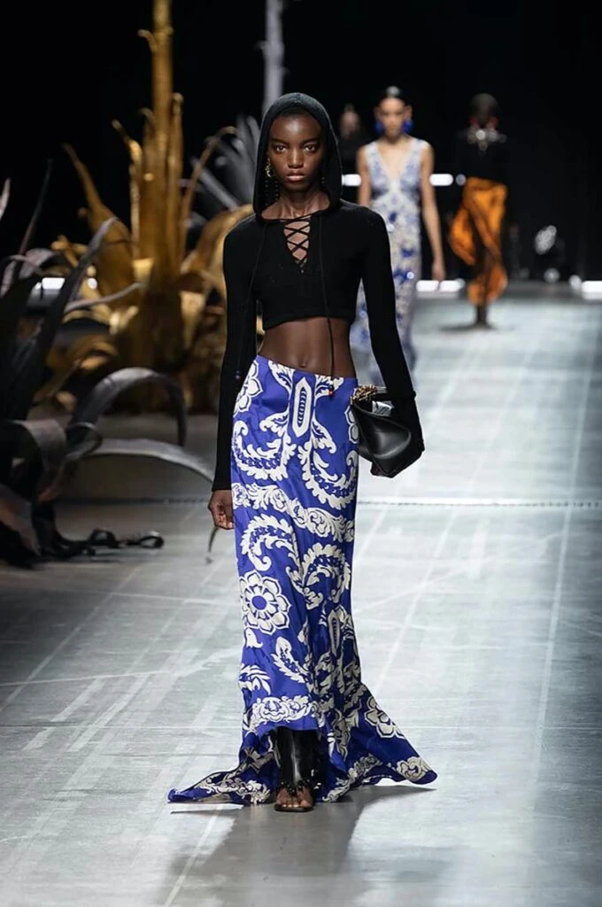 Desfile Etro primavera 2025 en la Semana de Moda de Milán.