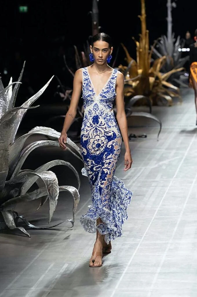 Desfile Etro primavera 2025 en la Semana de Moda de Milán.