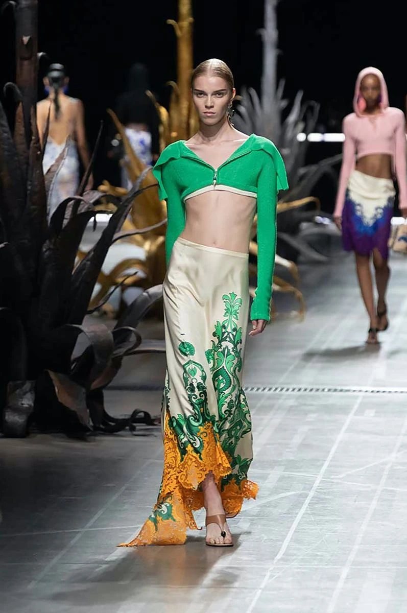 Desfile Etro primavera 2025 en la Semana de Moda de Milán.