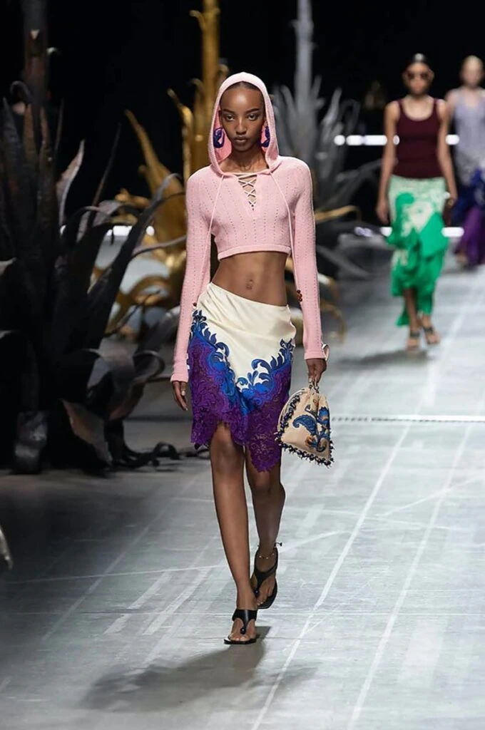 Desfile Etro primavera 2025 en la Semana de Moda de Milán.