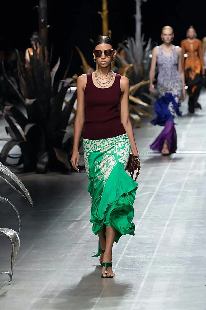 Desfile Etro primavera 2025 en la Semana de Moda de Milán.